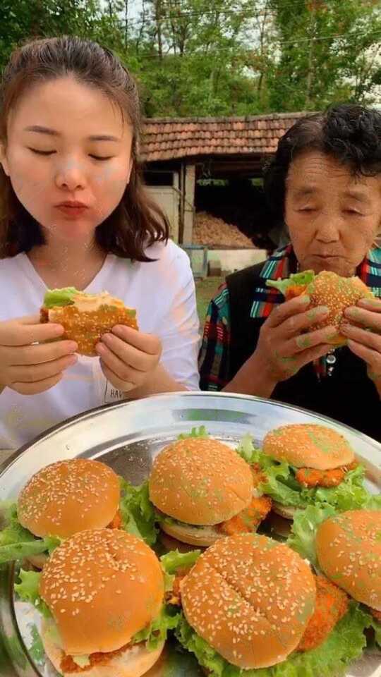 太奶带重孙女享受快餐文化之旅