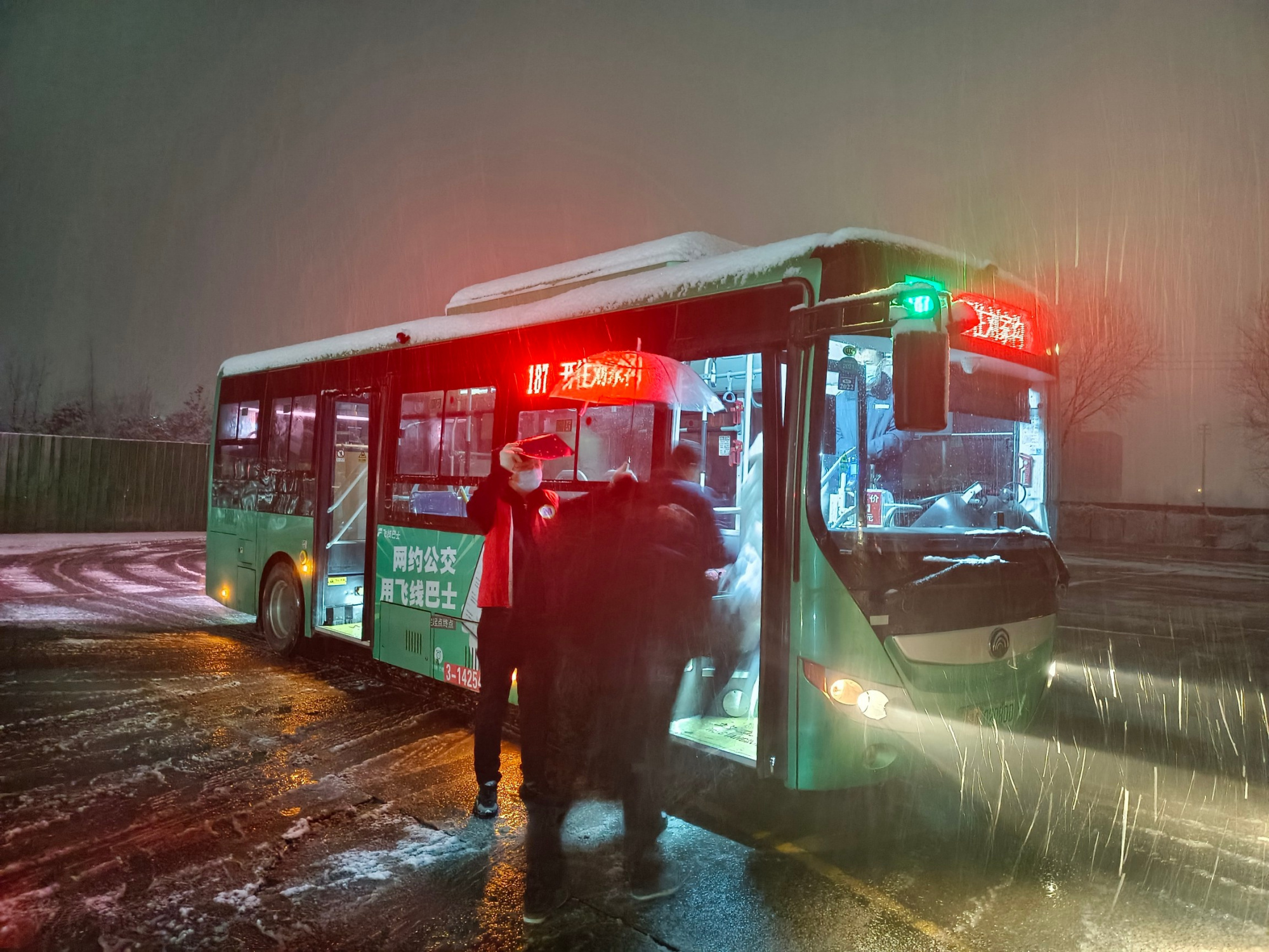 冰雪之旅，严冬车厢内静赏雪花雪景的美图/记录